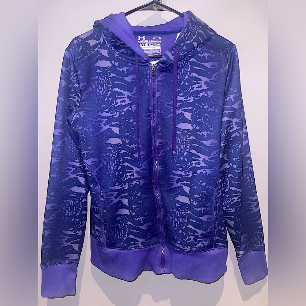 Women’s purple Under Armor Jacket size M. Very comfortable & slightly used 💜